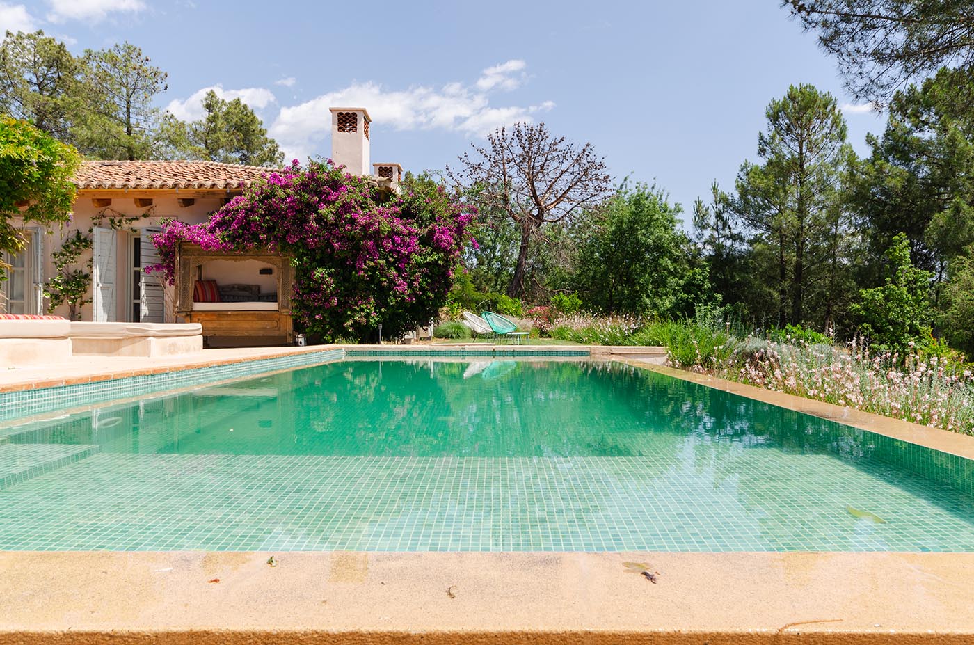 Pool with shallow end (beach zone)